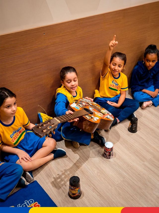 Alunos com violão na aula de arte e música