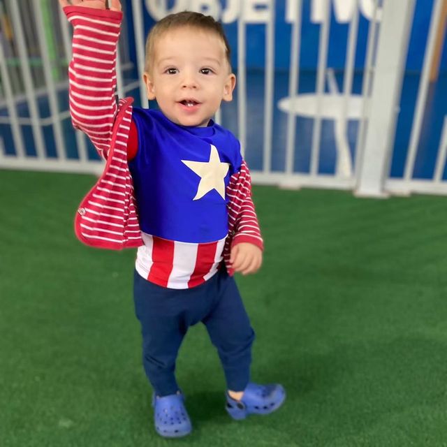 Bebê do berçário fantasiado em atividade da escola