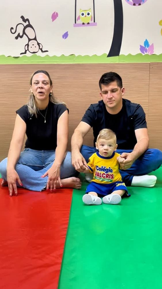 Marília e João Paulo com o filho no Colégio VALCRIS