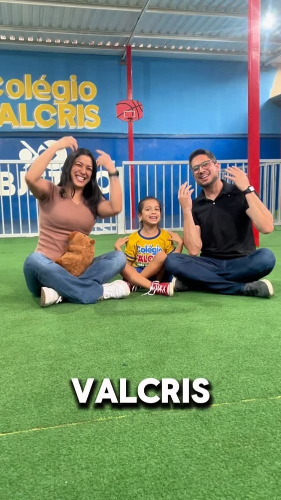 Tamires e Renys com a filha Catarina na quadra da escola